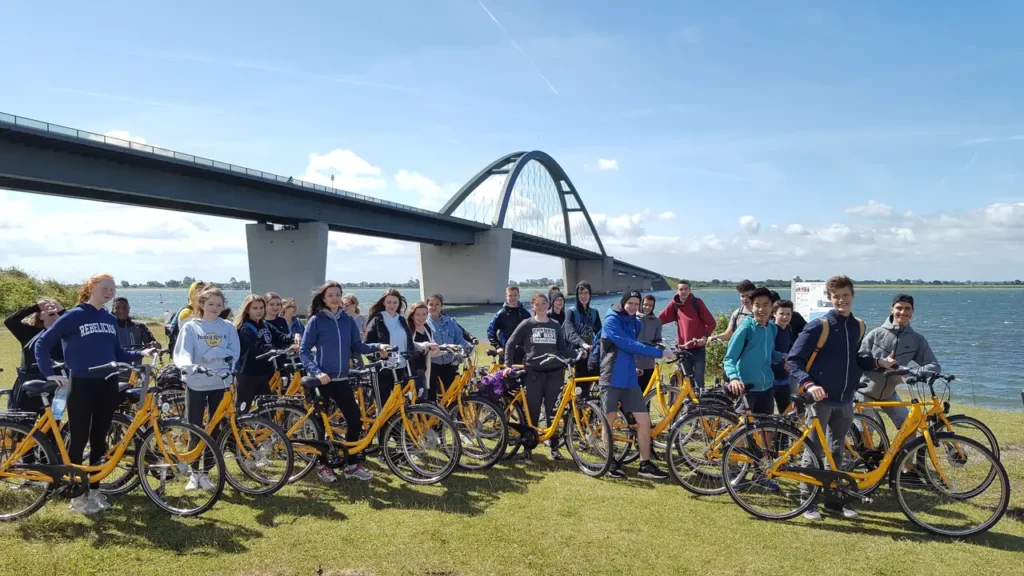 Gruppe mit Leihrädern vor der Fehmarnsundbrücke